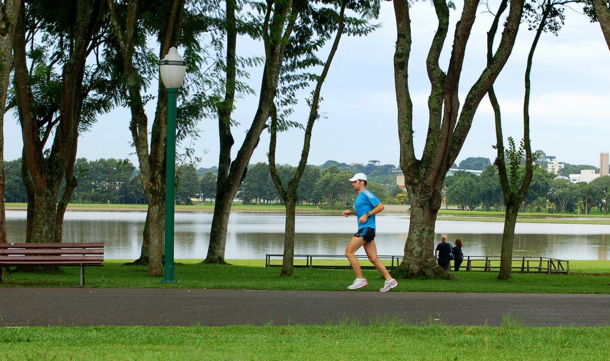Running in the park is easier than running on the asphalt, the main thing is choosing the right clothes and shoes